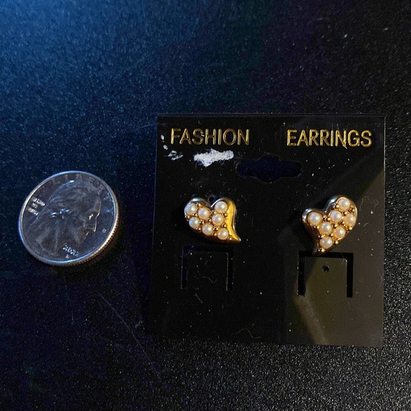 AVON Signed Vintage Heart Shaped Gold Tone Stud Earrings with Faux Pearls - Picture 3 of 5